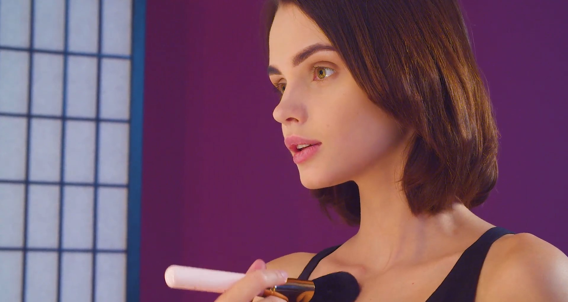 Zmysłowa brunetka z krótkimi włosami, jędrnymi ustami, ubrana w czarną bieliznę